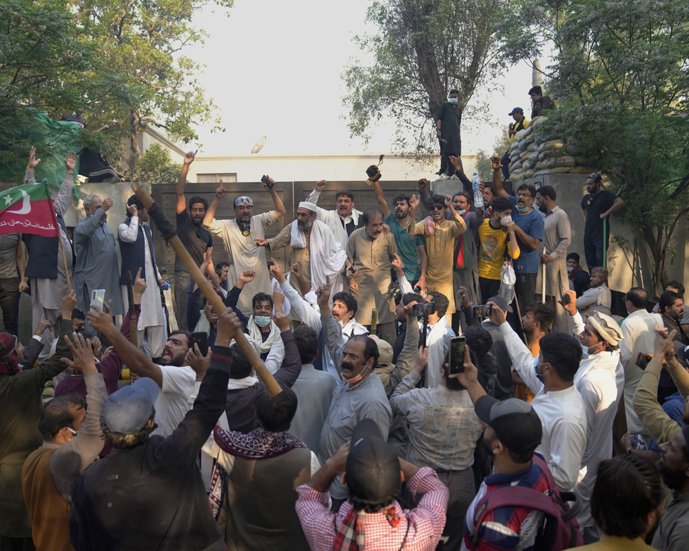 Pakistan Rangers retreat from Imran Khan's residence; celebration among his supporters