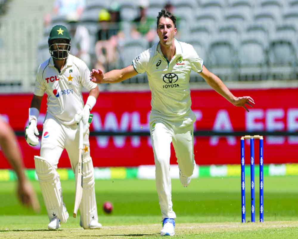 Pakistan trails Australia by 355 runs