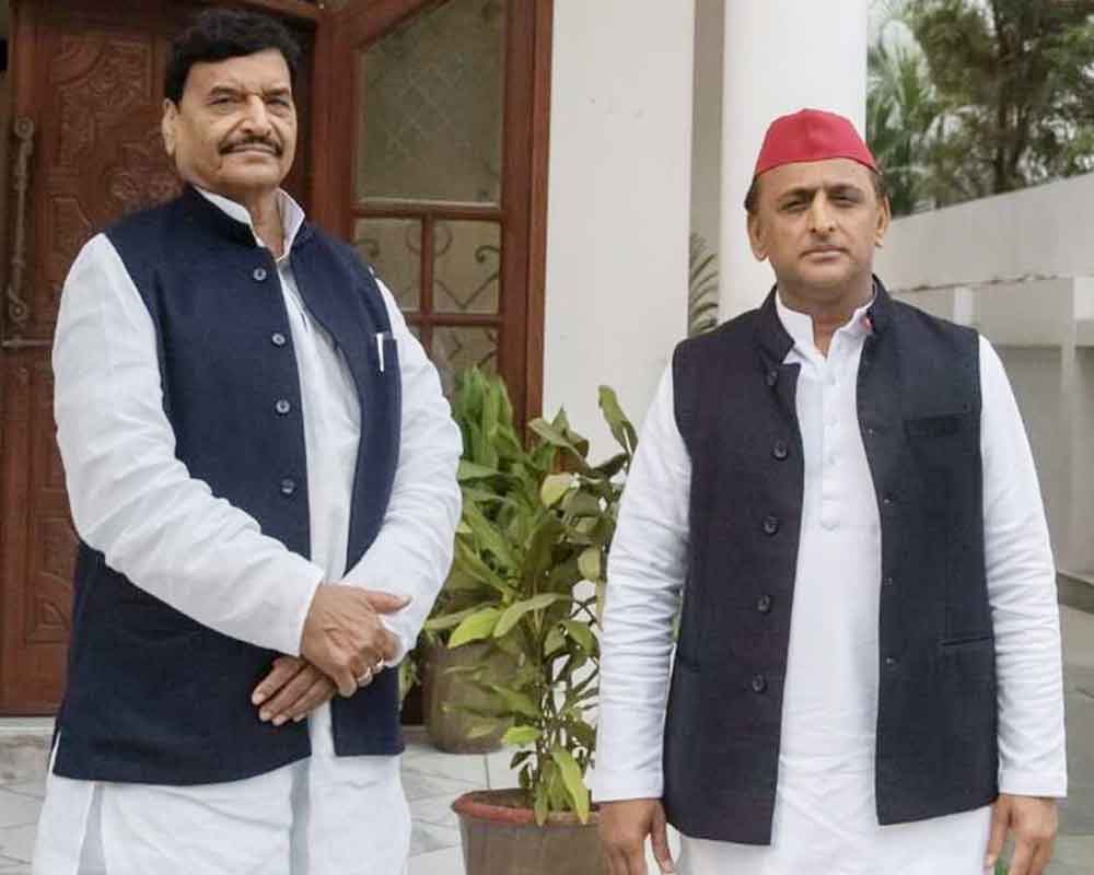 अखिलेश यादव ने चाचा शिवपाल से की मुलाकात, चर्चाओं का बाजार गर्म- Akhilesh Yadav met uncle Shivpal, discussions hot in the market