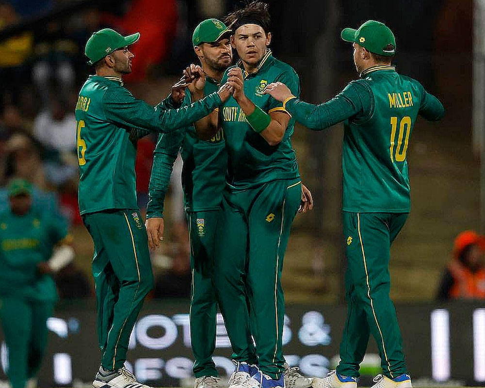 South Africa finally ends Australia winning streak to stay alive in ODI series