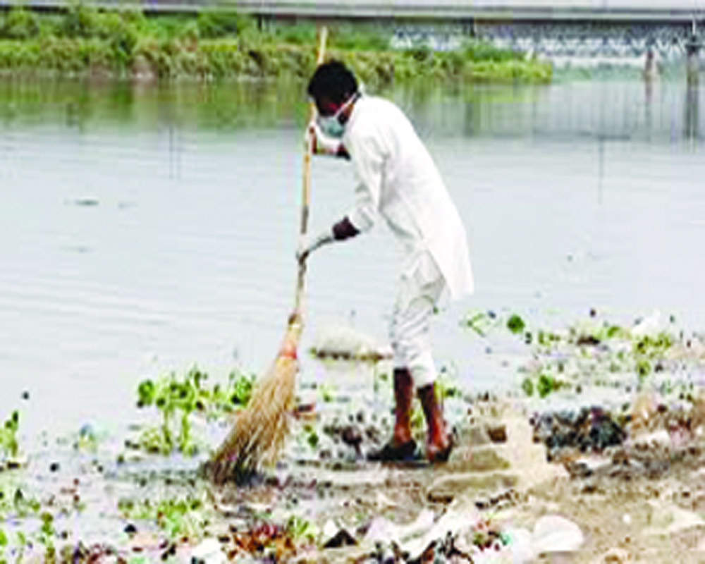 Special offerings to rejuvenate polluted Yamuna; pujaris roped in