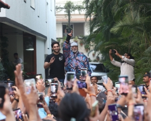 Agastya Nanda joins grandfather Amitabh Bachchan for weekly meet-and-greet with fans