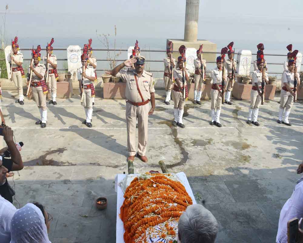 'Bihar Kokila' Sharda Sinha cremated with full state honours in Patna