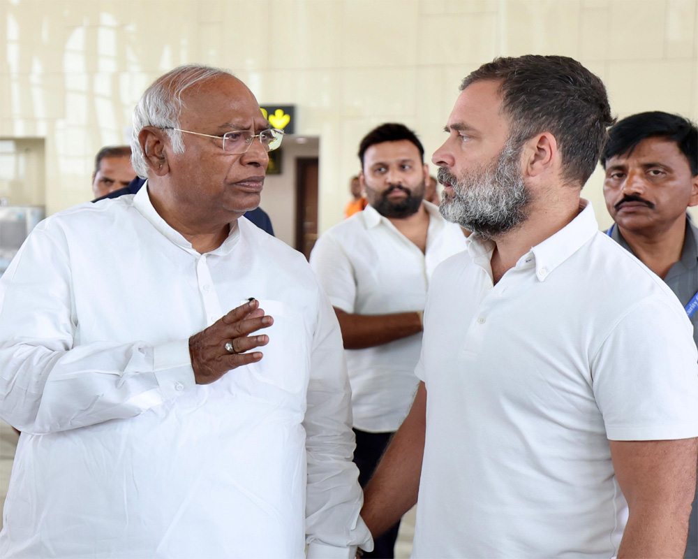 'Utter mismanagement' of railway ministry: Kharge, Rahul on West Bengal train accident