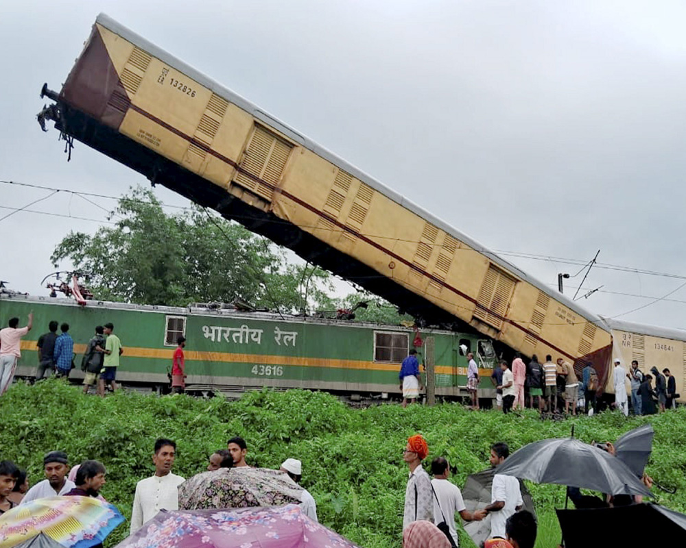 5 dead, 30 injured as goods train collides with Kanchanjunga Express in Bengal