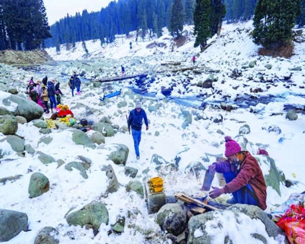 Heavy snowfall, shabdeg, and kangris… ‘Chillai Kalan', begins in J and K