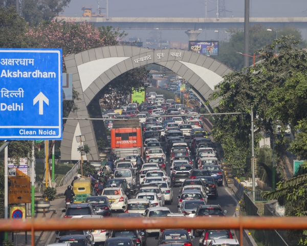 Massive congestion at Delhi-Noida border as police set up barricades ahead of farmers' march