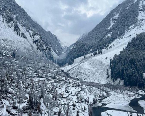 Night chill intensifies as Kashmir Valley reels under sub-zero temperature