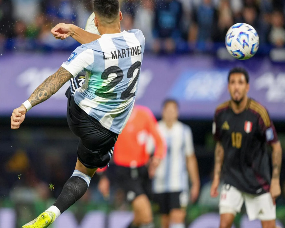 Argentina beats Peru to close in on World Cup spot; Brazil and Uruguay draw