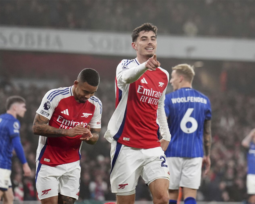 Arsenal moves up to second in the Premier League with a 1-0 win over Ipswich