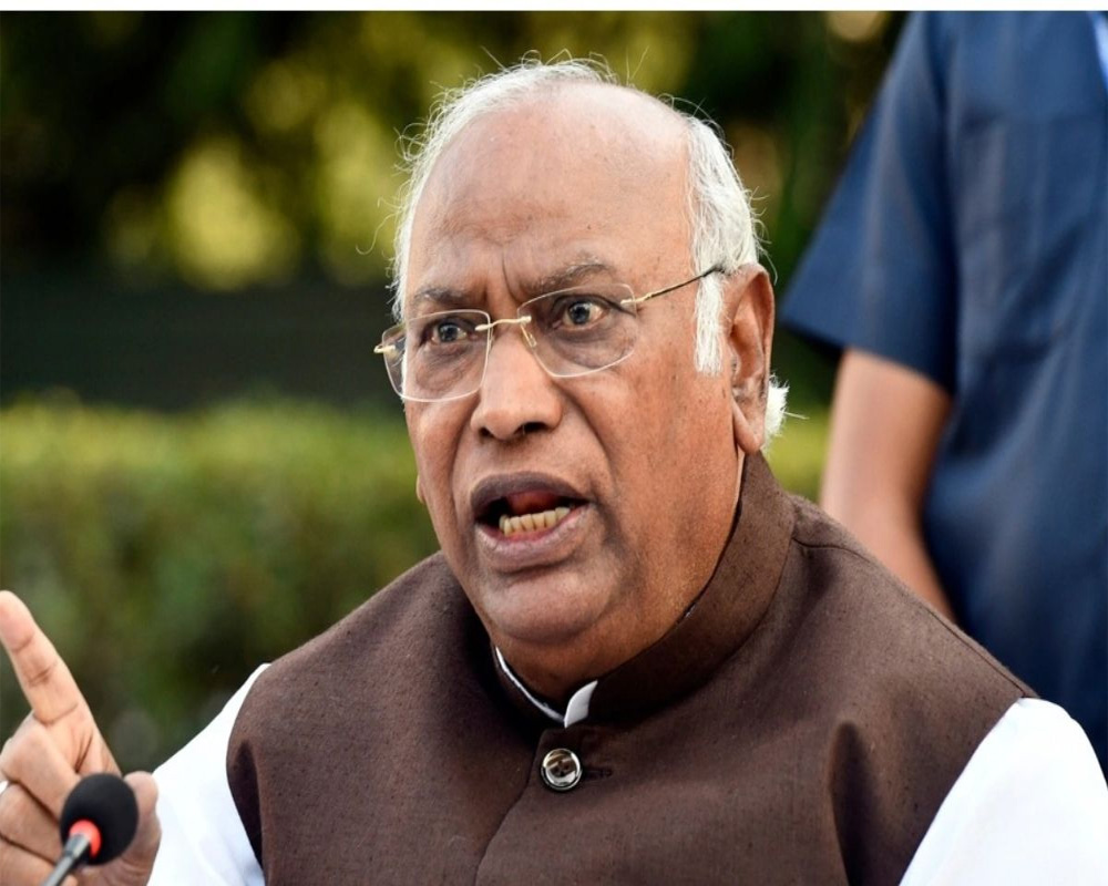 Baba Siddique's death shows poor law and order situation in Maharashtra: Mallikarjun Kharge