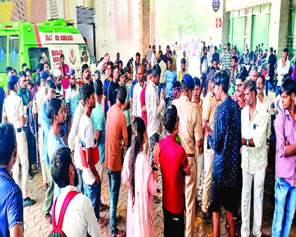 Bandra Terminus stampede leaves 10 injured