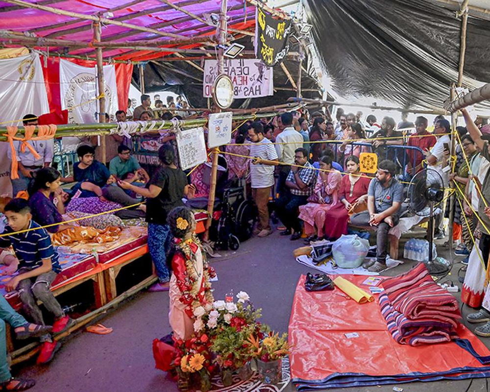 Bengal: Agitating junior docs withdraw hunger strike after meeting with Mamata