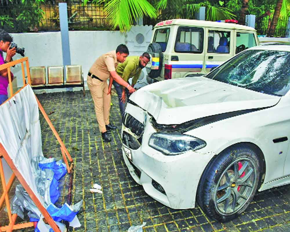 BMW runs amok in Mumbai, Porsche style