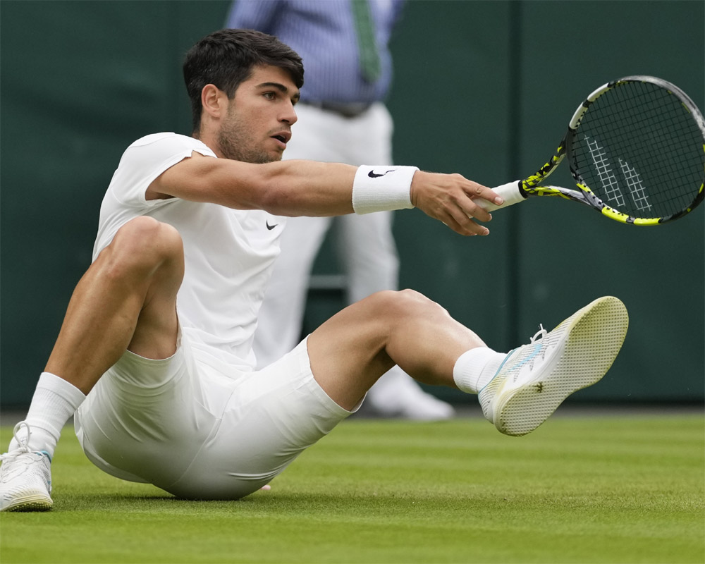 Carlos Alcaraz and Jannik Sinner reach the Wimbledon quarterfinals. Coco Gauff loses