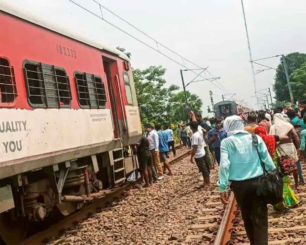 Coupling of Magadh Express breaks, train splits into two in Bihar's Buxar