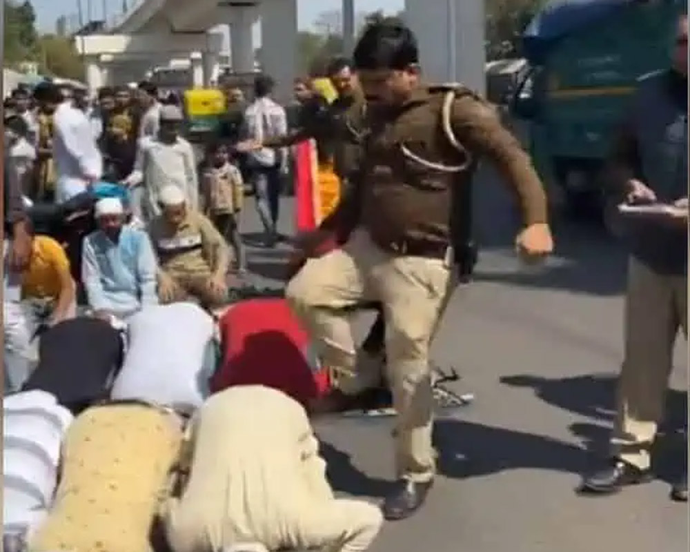 Delhi Police cop suspended for 'kicking' namazis in Inderlok; area tense