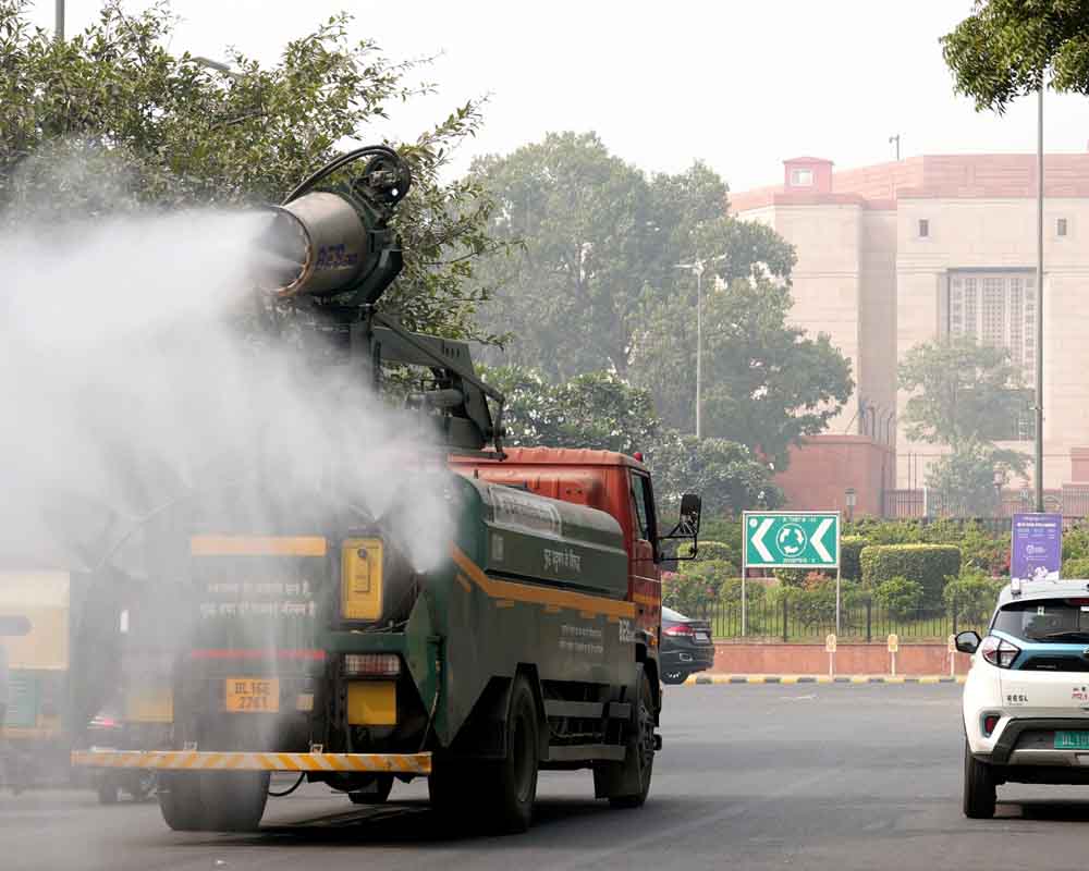 Delhi's air quality remains 'very poor', layer of smog over city