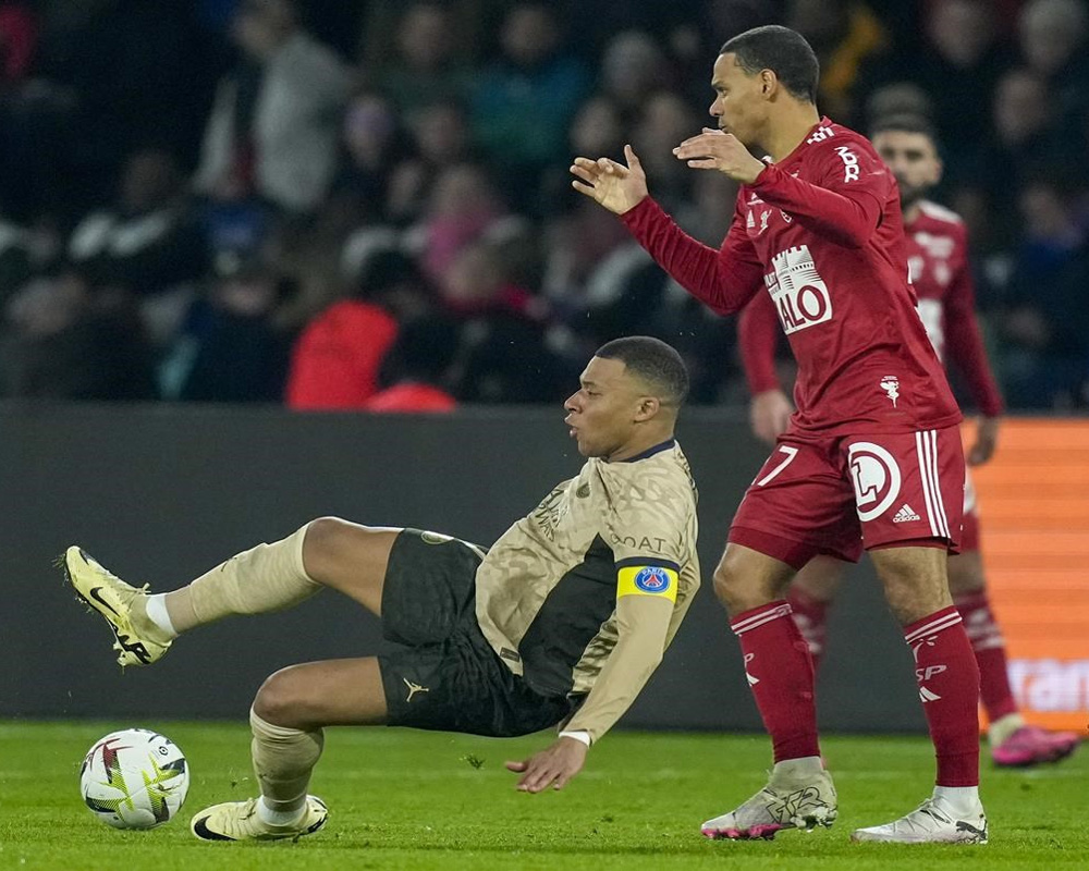 French leader PSG blows two-goal lead in home draw with Brest. Lille held 0-0 at Montpellier