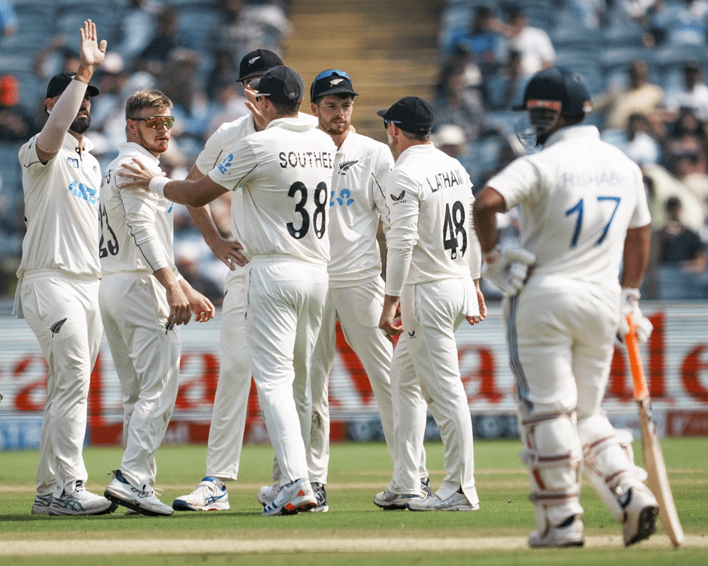 India fail trial by spin, collapse to 107/7 at lunch on Day 2 to trail New Zealand by 152 runs