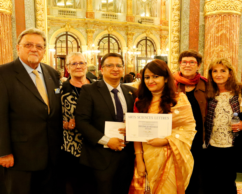 Indian Artist Swati Ghosh Honored with Prestigious Diplôme de Médaille d'Étain in Paris