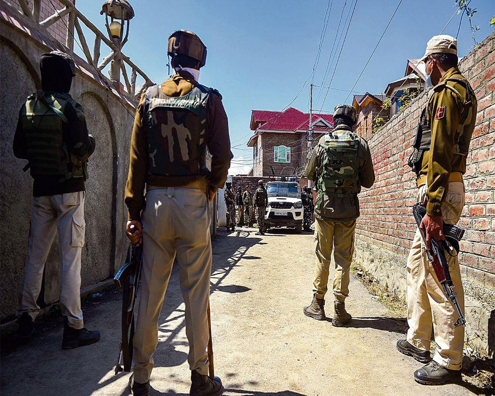 J-K Police counter-intelligence team conducts raids to dismantle new militant outfit