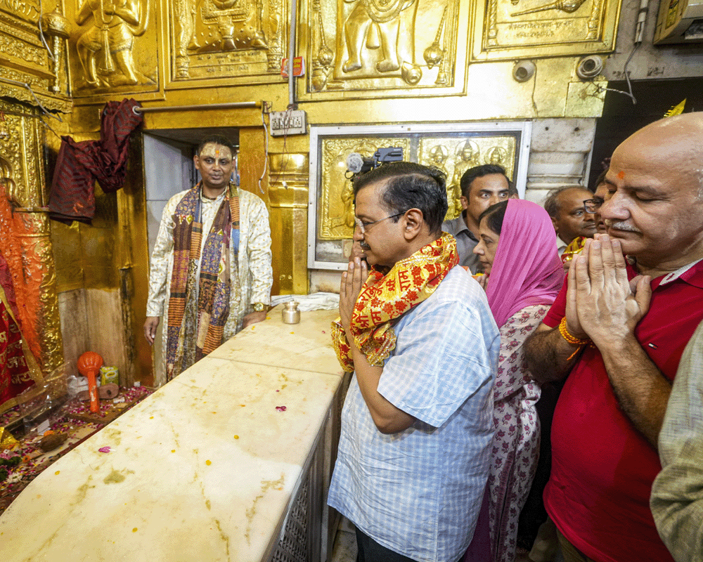 Kejriwal seeks Lord Hanuman's blessings