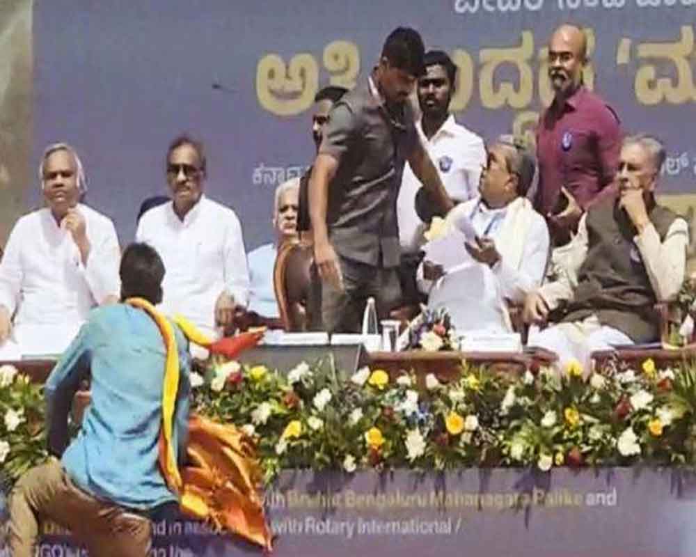 Man tries to approach Karnataka CM on stage, security staff whisks him away