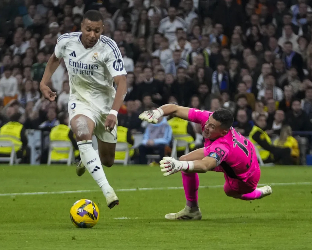 Mbappé and Bellingham respond to unhappy fans with goals in Real Madrid's 2-0 win over Getafe