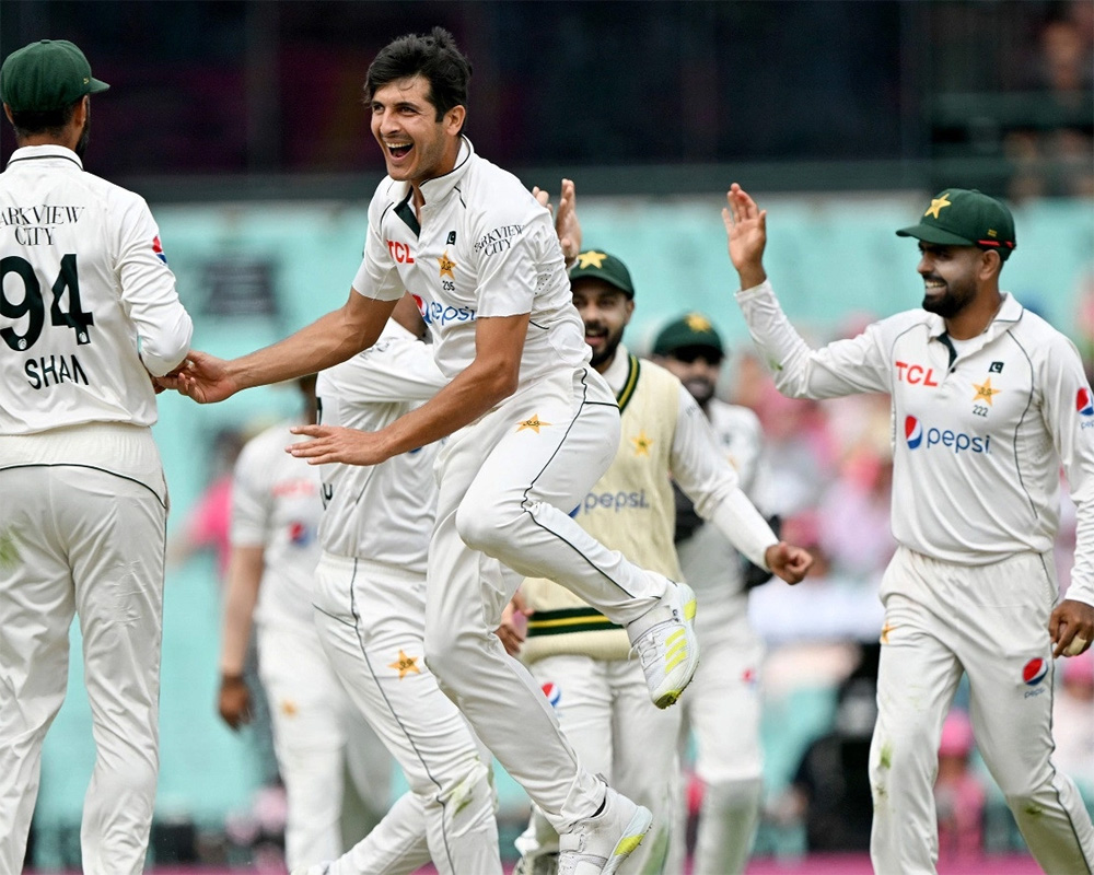 Pakistan claims the wickets of Smith and Labuschagne before lunch on Day 3. Australia trails by 114