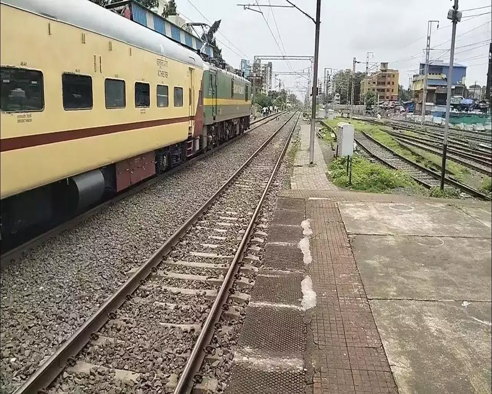 Saurashtra Express derails near Surat, no one injured