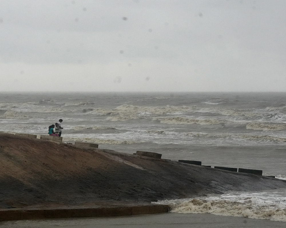 Several areas in Odisha receive rainfall, Dana weakens into low pressure area