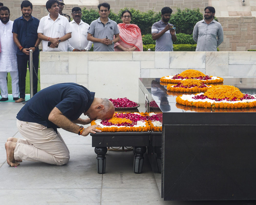 Sisodia pays tribute to Mahatma Gandhi at Rajghat memorial