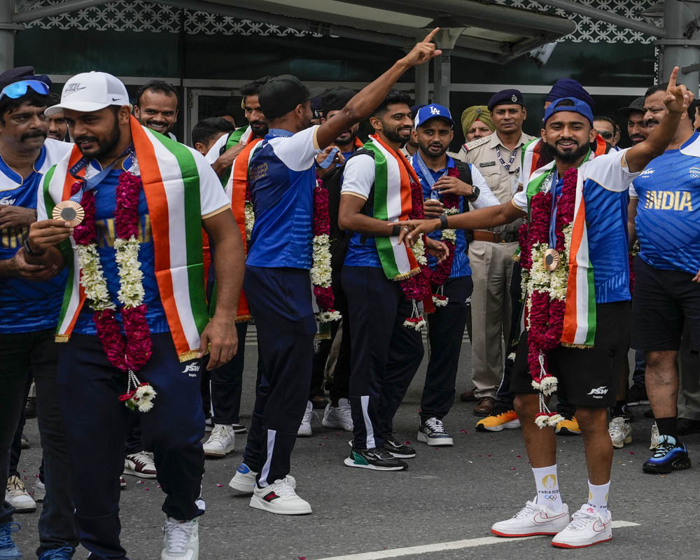 Smiles and garlands as hockey team returns to warm reception; skipper says overwhelmed