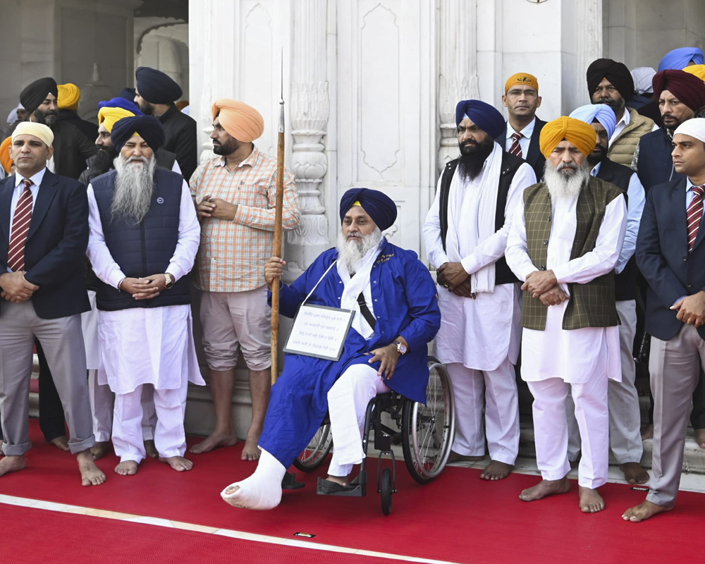 Sukhbir Badal performs 'sewadar' duty at Golden Temple