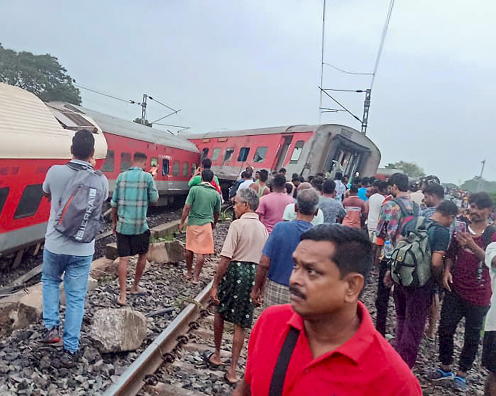 Two killed, 20 injured as 18 coaches of Howrah-Mumbai Mail derail in Jharkhand