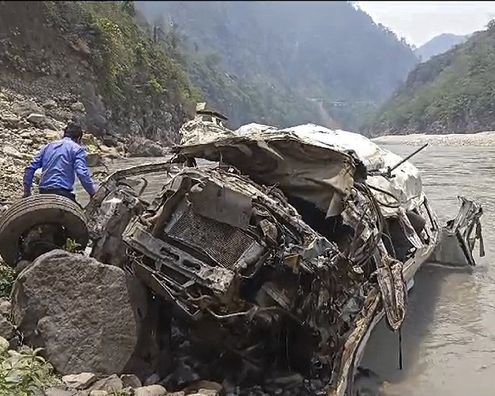 Uttarakhand: 18 injured as tempo traveller skids off road, falls near bank of Alaknanda river