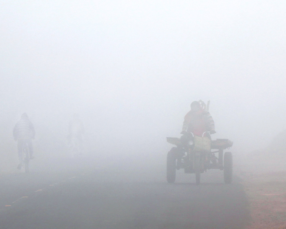 Very dense to dense fog in parts of Delhi, mercury settles at 9.4 degrees Celsius