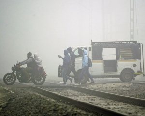 20 Delhi-bound trains delayed, city wakes up to cold morning with min temp at 5.3 deg C