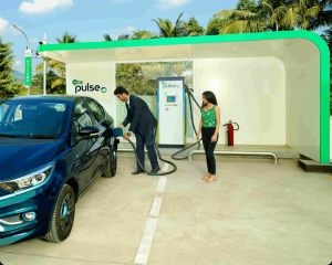 Anant Ambani, BP CEO open Jio-bp's 500th EV-charging station