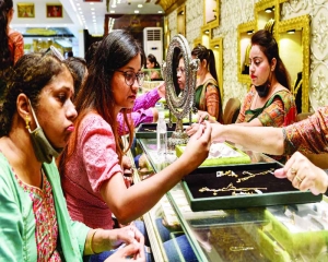 Dhanteras begins on slow note; Jewellers expect footfalls to increase