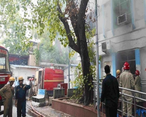 Fire breaks out in Safdarjung Hospital's old emergency building, nurse rescued from third floor