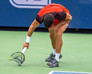 Frustrated Carlos Alcaraz smashes his racket in 3-set loss to Gael Monfils at Cincinnati Open