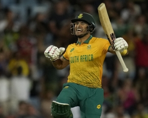 Hendricks' maiden hundred leads South Africa to T20 series win over Pakistan