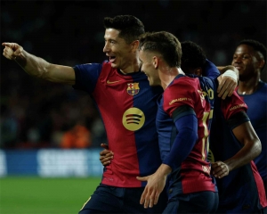 Lewandowski extends scoring streak as Barcelona routs Sevilla