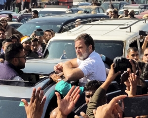 Massive traffic jam at Ghazipur border as Rahul stopped at Ghazipur border on way to Sambhal