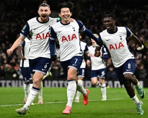 Son scores direct from a corner as Tottenham beats Man United 4-3 in the English League Cup