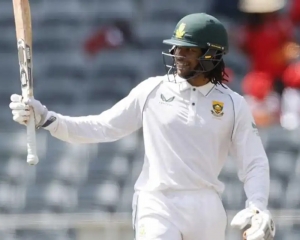 South Africa makes solid start at lunch on 1st day of final Test against Bangladesh