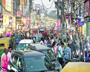 Stranded vehicles, vendor encroachments eat into roadspace