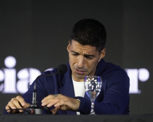 Tearful Suárez retires from Uruguay's national team at age 37